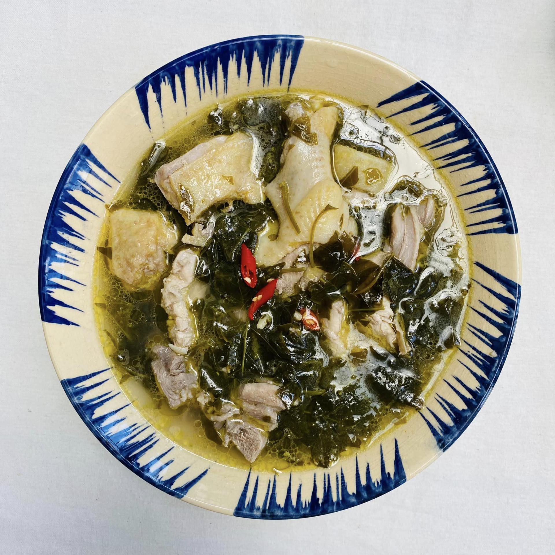 Thịt gà dai dai hoàn quyện với nước chua thanh của lá giang